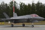 Samolot F-35A Lightning II Sił Powietrznych USA stoi na pasie startowym podczas operacji Rapid Forge w bazie lotniczej Powidz w Polsce, 16 lipca 2019 r. To pierwsze lądowanie samolotu F-35A Lightning II Sił Powietrznych USA w Polsce.