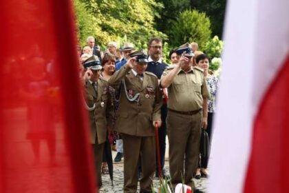 Weterani i uczestnicy uroczystości z okazji rocznicy wybuchu Powstania Warszawskiego.
