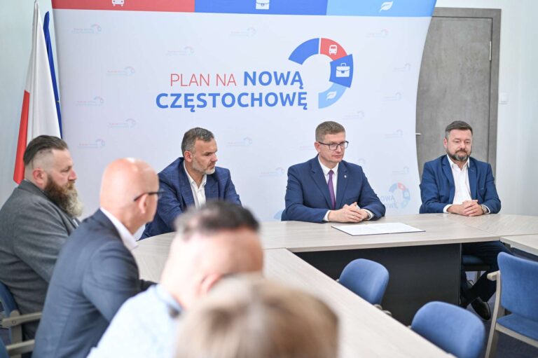 Spotkanie prasowe poświęcone wdrożeniu Karty z udziałem prezydenta Krzysztofa Matyjaszczyka, jego zastępcy Łukasza Kota, przedstawiciela BPROG Cyfrowe Miasto Tomasza Laskowskiego oraz urzędnika Wydziału Informacji i Komunikacji Wojciecha Sowuli – 21 sierpnia 2025